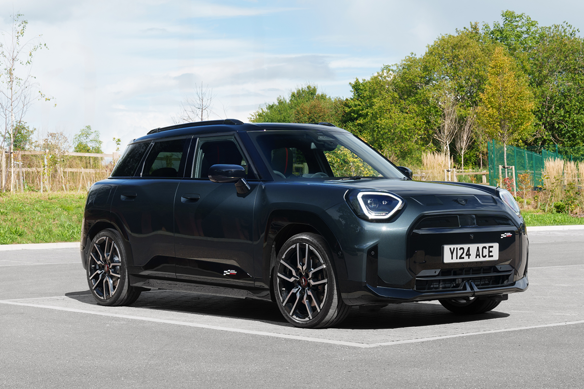 MINI John Cooper Works en la carretera.